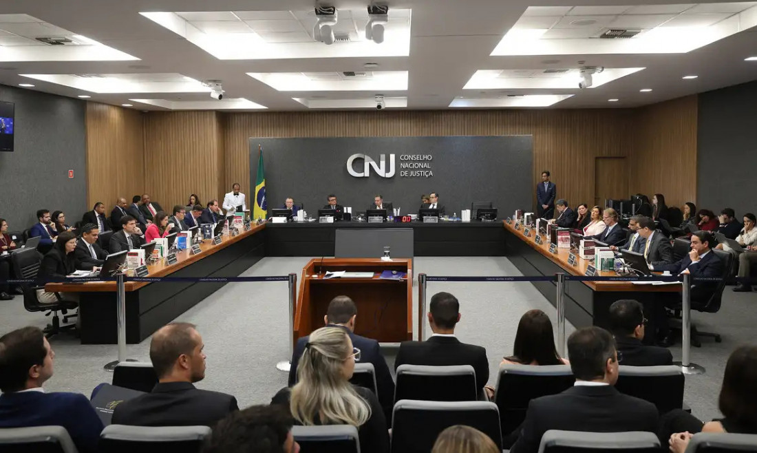 Maioria do CNJ derruba decisão que afastou juíza Gabriela Hardt 