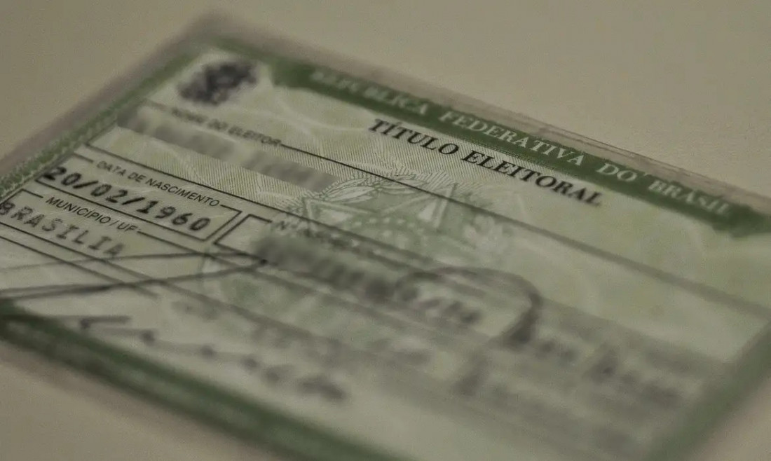 Campanha usa título de eleitor gigante para chamar jovens para votar