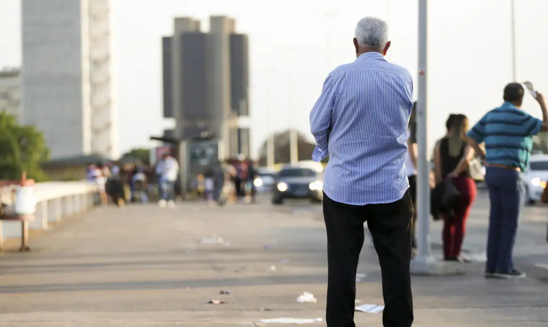 Aposentados seguem no mercado de trabalho para complementar renda 