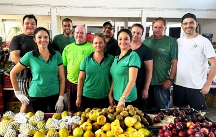 A equipe do sacolão