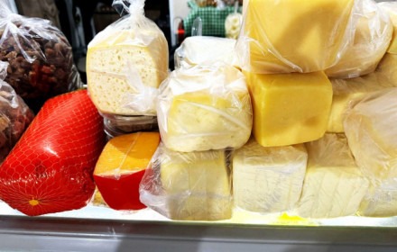 Queijos, natas, presuntos e outros produtos coloniais que são vendidos na banca do sacolão