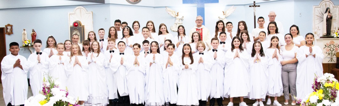 Linda a grande turma de catequizandos da Primeira Eucaristia da Capela Santa Terezinha. O importante momento aconteceu no domingo (28/04).