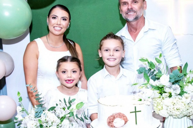 Os pais Shirley Zabel e Agnaldo Zabel e a irmã Antonella, reuniram convidados para   confraternizar a Primeira Eucaristia de Lorenzo Zabel. O lindo encontro aconteceu   no dia 27/04, no Salão de Inverno do Bela Vista Country Club. 