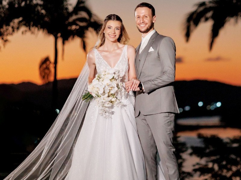 Felizes para sempre! Ana Beatriz Burger e Rodrigo Demmer da Silva pensaram em cada detalhe para marcar o dia mais especial de suas vidas. A união do Amor foi especial e emocionante, tudo lindo também aos olhos de Deus. A recepção aos convidados aconteceu no espaço Green Garden do Bela Vista Country Club.