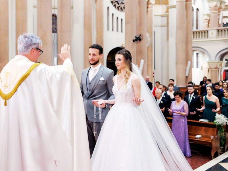 A Igreja Matriz São Pedro Apóstolo foi escolhida para receber as benções de Deus pelo padre, Frei Germano Guesser, que marcou o inicio do namoro do casal.
