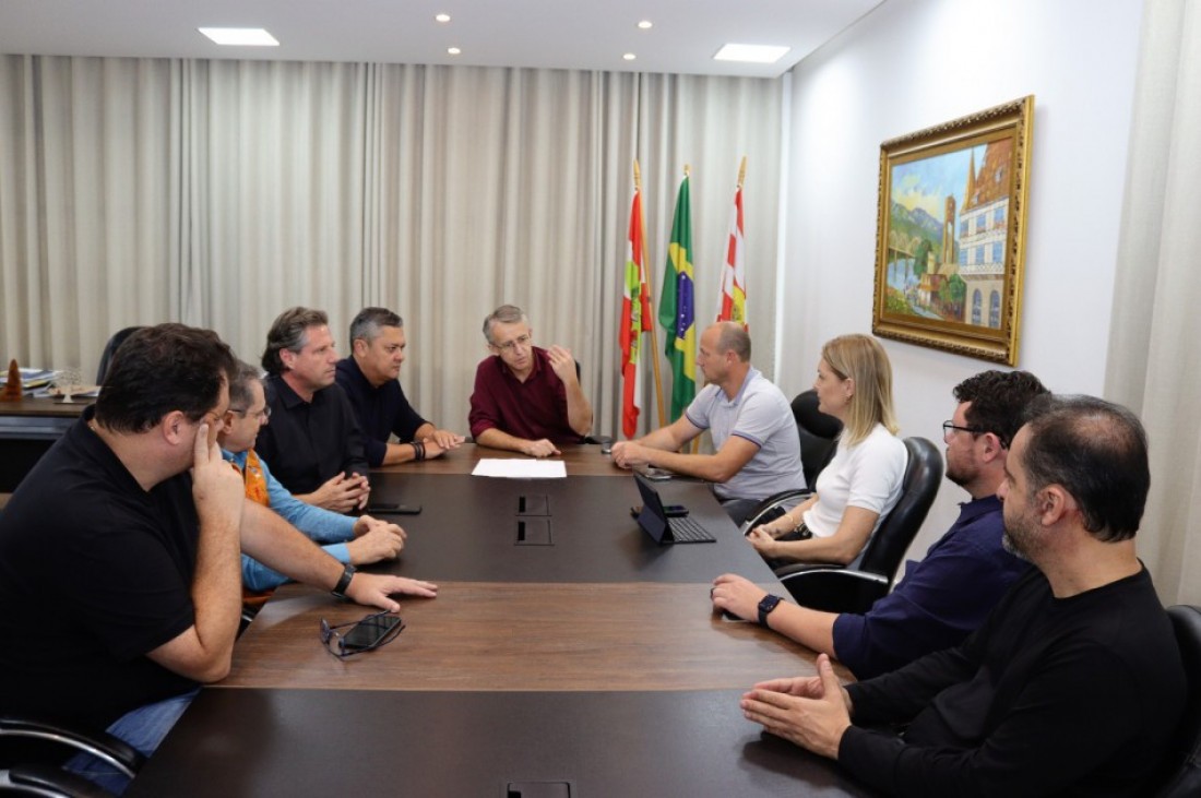 Reunião de secretários decidiu pela ajuda com equipamentos às duas cidades gaúchas