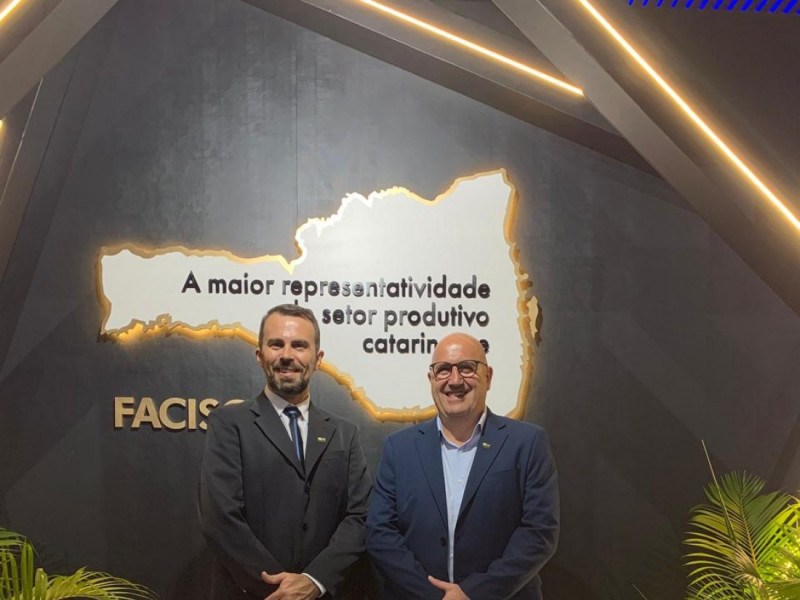 O novo presidente, Eduardo Deschamps (E) substitui Edemar Wieser, o Mano