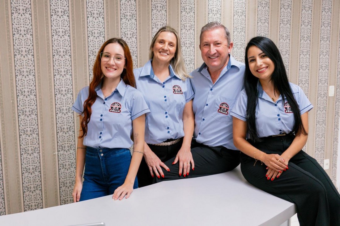 Francisco com a esposa Vera Lúcia e as filhas Jéssica (E) e Jaqueline