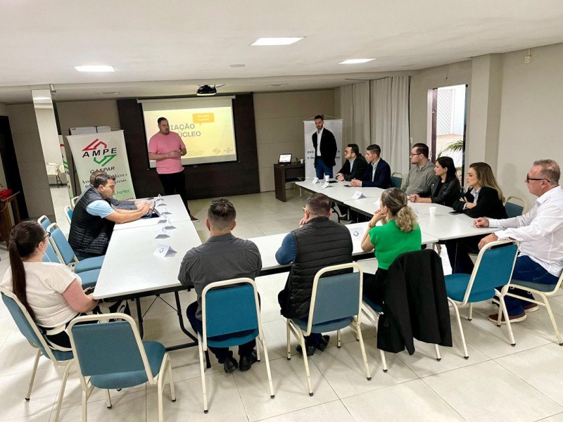 Diogo Tomaz, presidente da AMPE, abre a o primeiro encontro para a formação do núcleo de cooperativas. 
