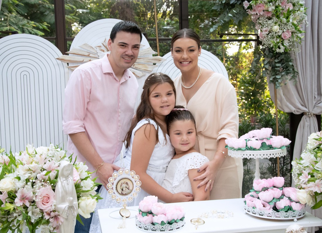 A Primeira Comunhão ou Primeira Eucaristia é o ato religioso da Igreja Católica no qual é celebrada a primeira vez que a criança cristã irá receber o Corpo e o Sangue de Cristo, sob a forma de pão e vinho. A tradição de confraternizar este momento tem muito significado para as famílias da nossa região. A coluna traz com exclusividade alguns registros do dia 12 de maio.   Isabelle Barbieri com os pais Graziele Sabel Barbieri e Luis Fernando Barbieri e com a irmã Beatriz, no Bela Vista Country Club.  