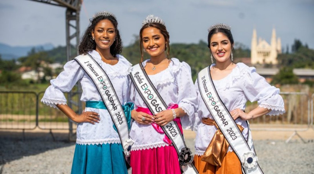 As atuais rainha e princesas da ExpoGaspar