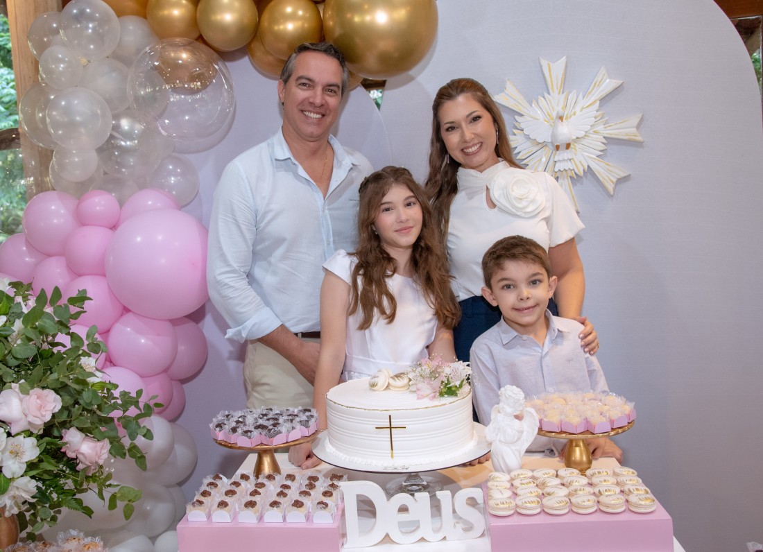 Livia Borba Schmitz, com os pais Tatiana de Borba Schmitz e Moisés Alexandre Schmitz e o irmão Heitor, na Casa de Campo do Bela Vista Country Club. 