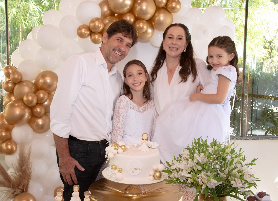 Kyara com os pais Keyla e Neto Bornhausen e com a irmã Kirya. Confraternizou no Grill do Bosque do Bela Vista Country Club. 