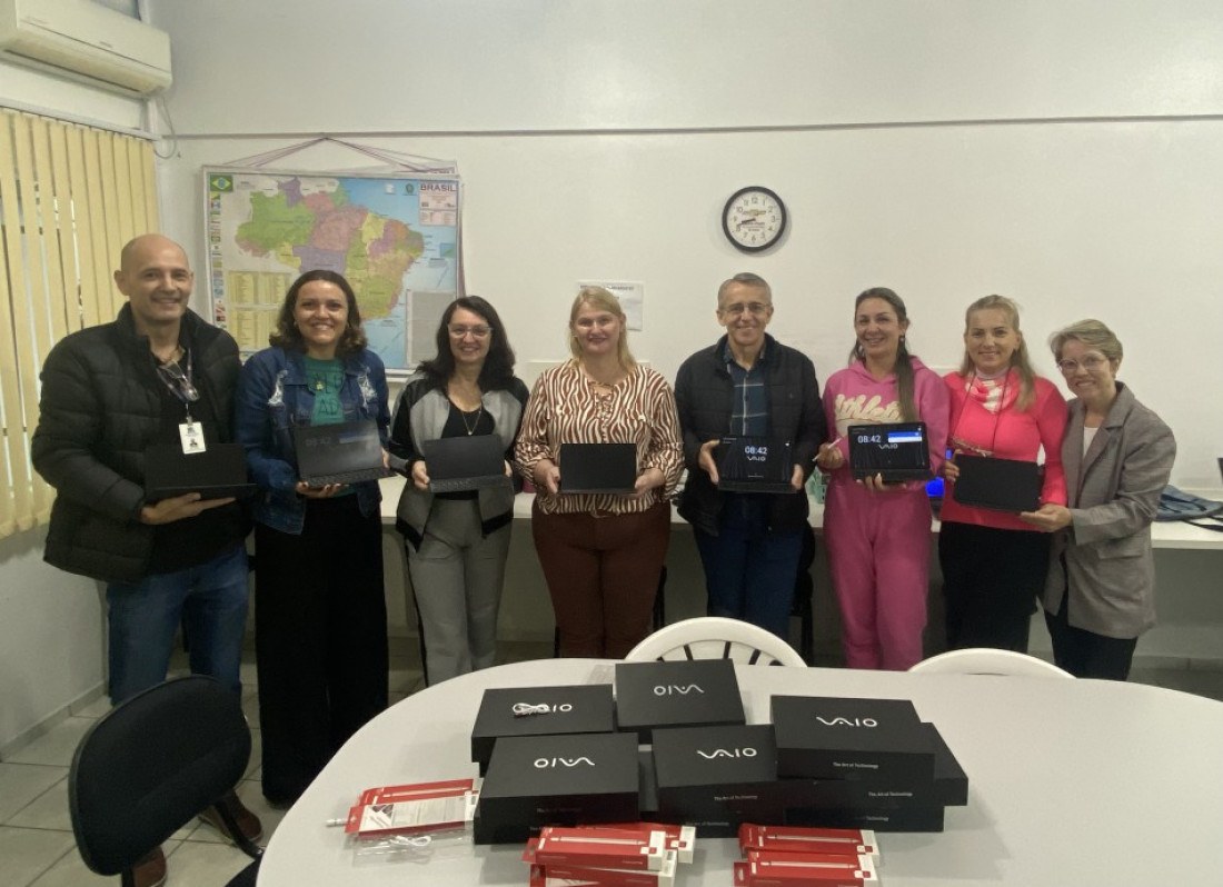 Entrega de 24 tablets para a Rede Pública Municipal de Ensino de Blumenau