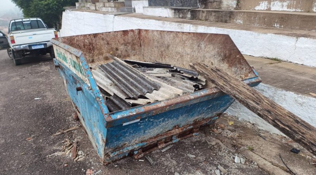 Caixas coletoras estão sendo usadas para depósito de resíduos de construção