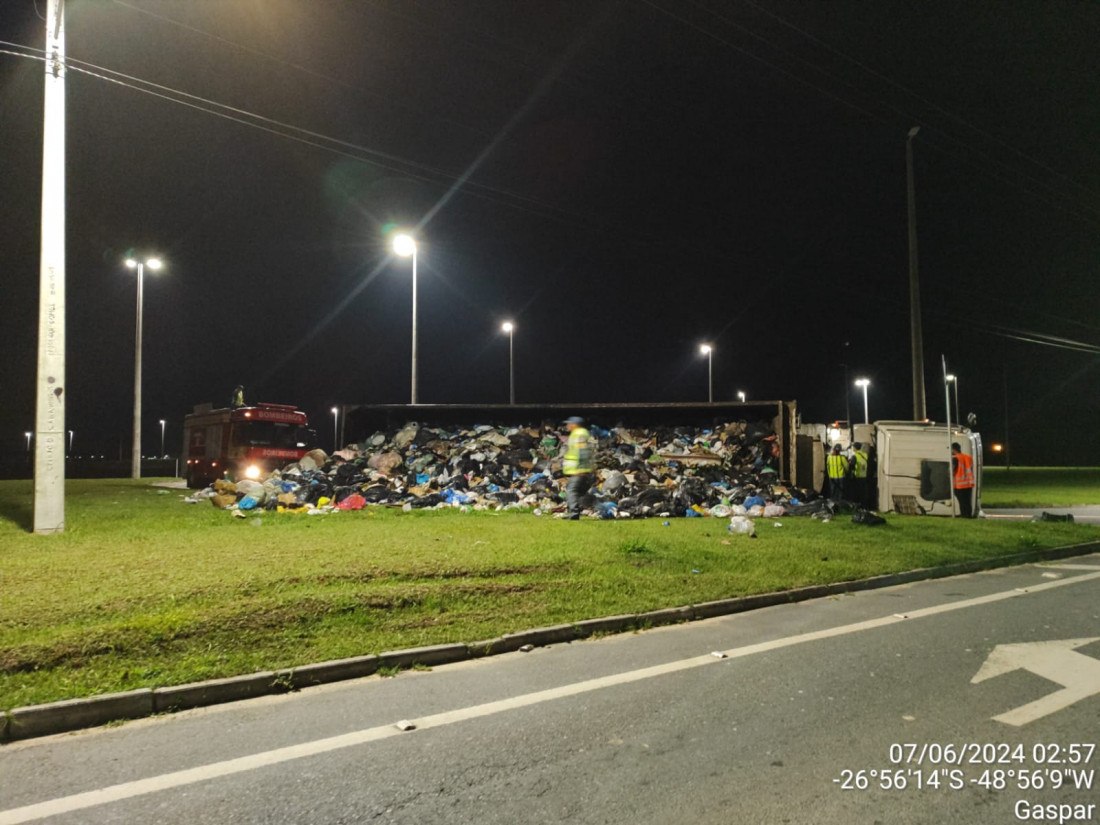 Caminhão não conseguiu contorno a rótula