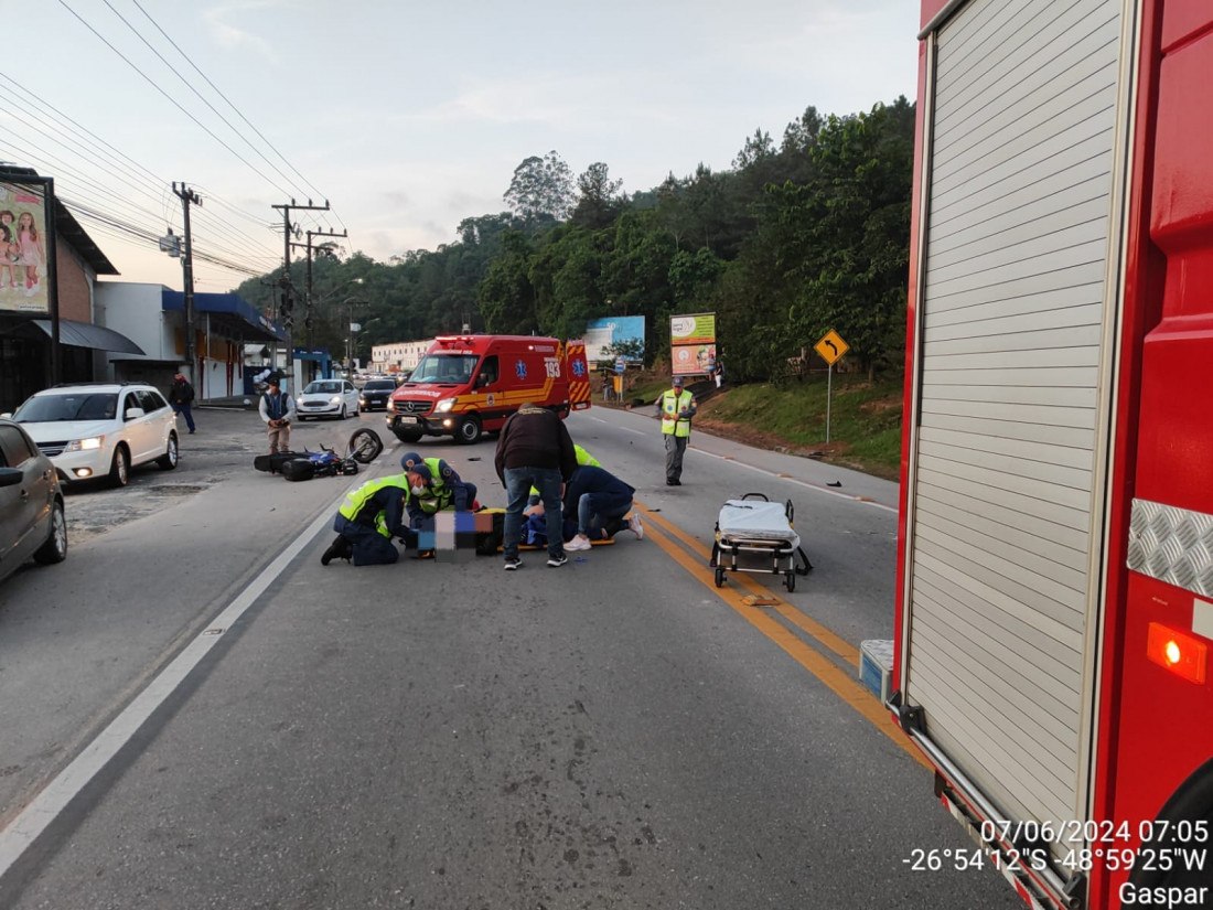 Motociclisa teve fratura de fêmur em uma das pernas