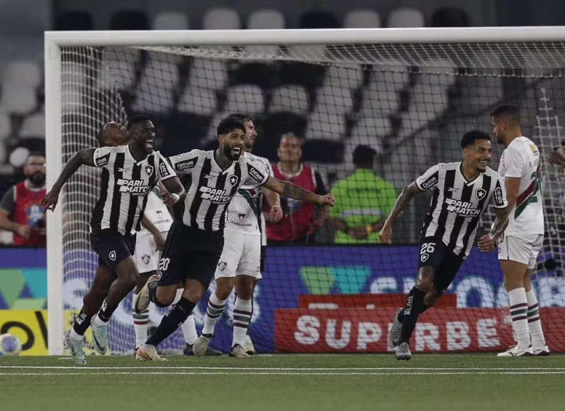 Comemoração dos jogadores do Botafogo após gol no clássico