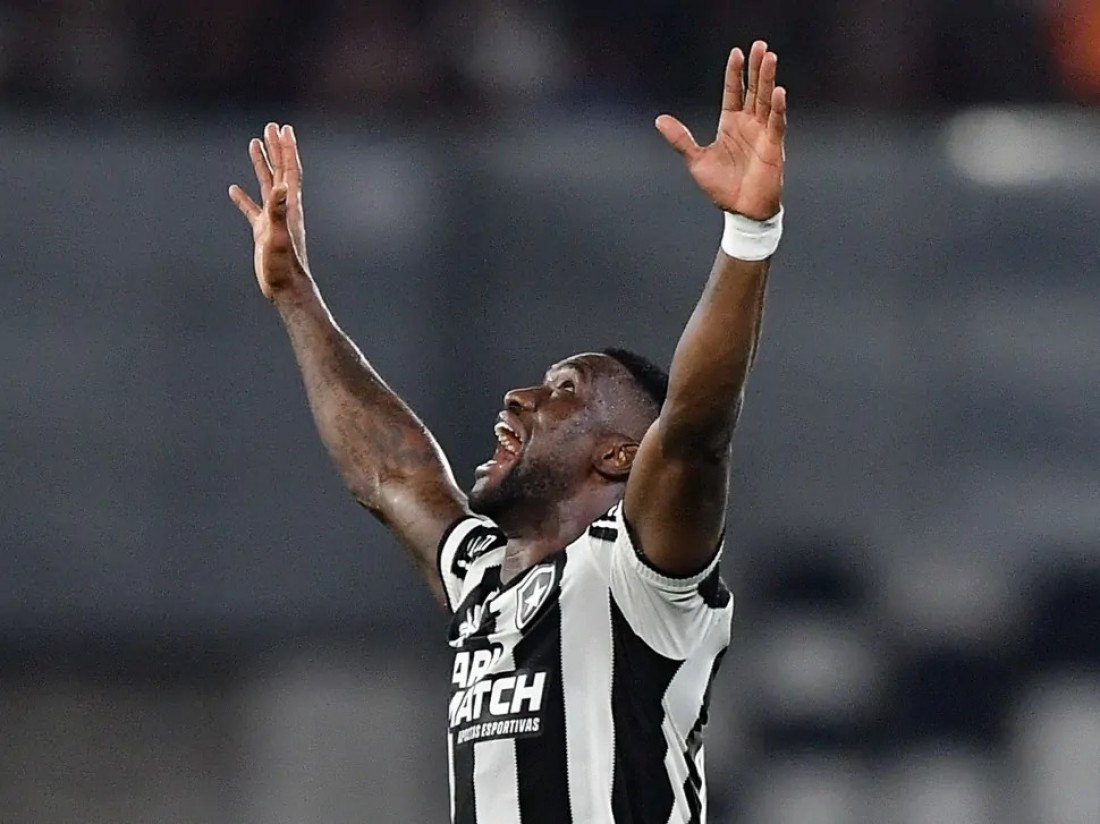 Zagueiro Bastos comemora gol que deu a vitória para o Botafogo em clássico