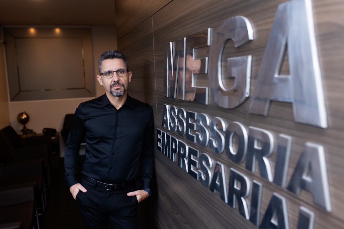 Mentor e estrategista de negócios, com atuação nas áreas comercial e de gestão.