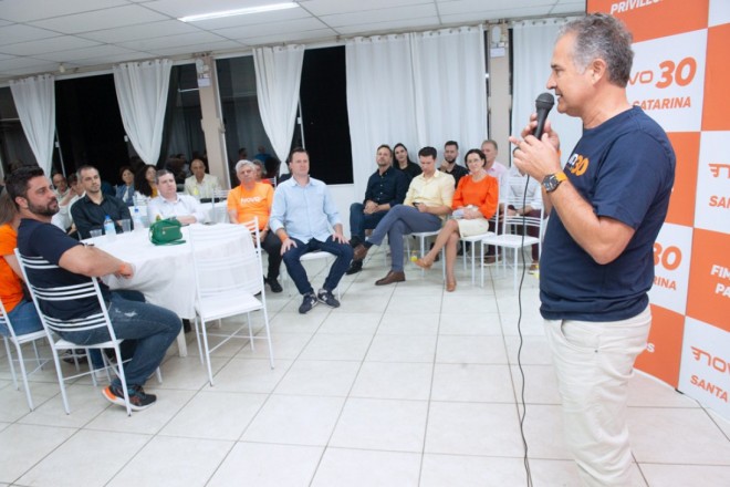 Ednei de Souza conversa com o público durante evento do partido NOVO em Gaspar