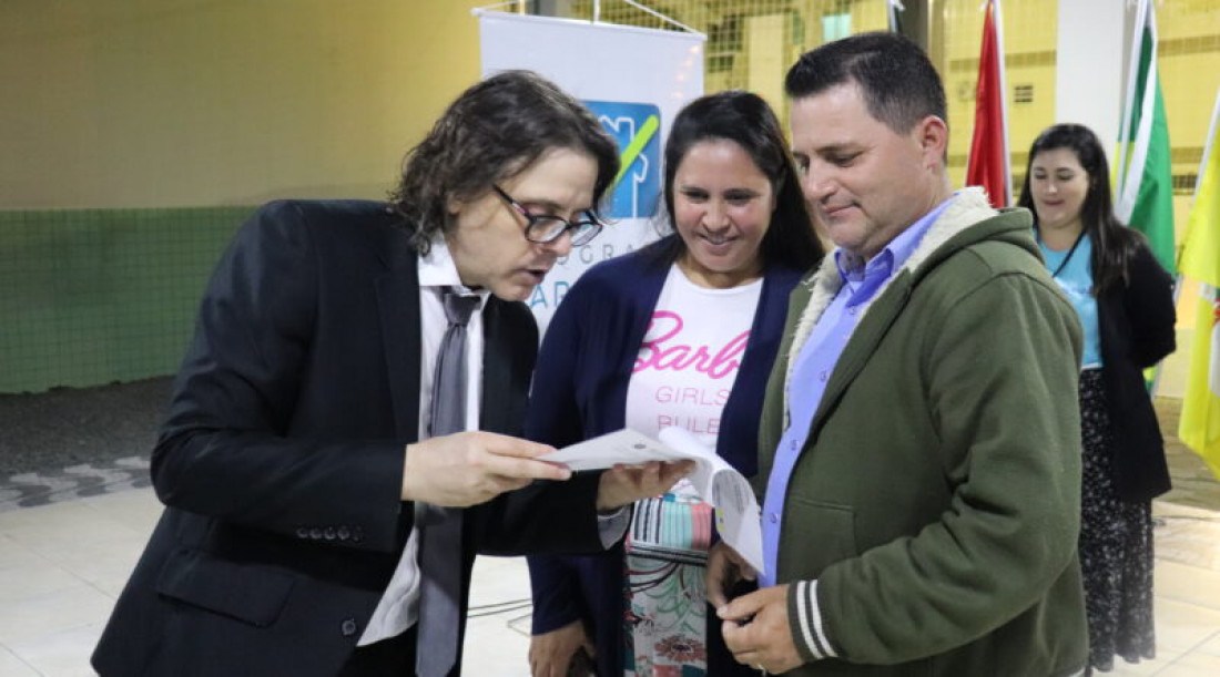 Famílias de Gaspar comemoram conquista de títulos de propriedade