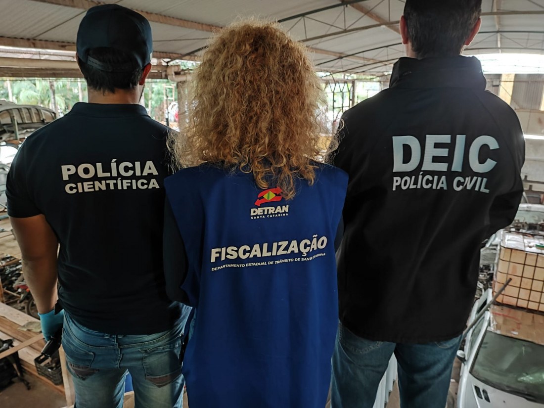 Policiais da DEIC foram até o estabelecimento onde identificaram peças de um veículo furtado em Balneário Camboriú