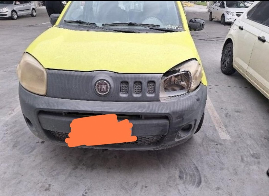 Parte dianteira do carro danificada após o acidente