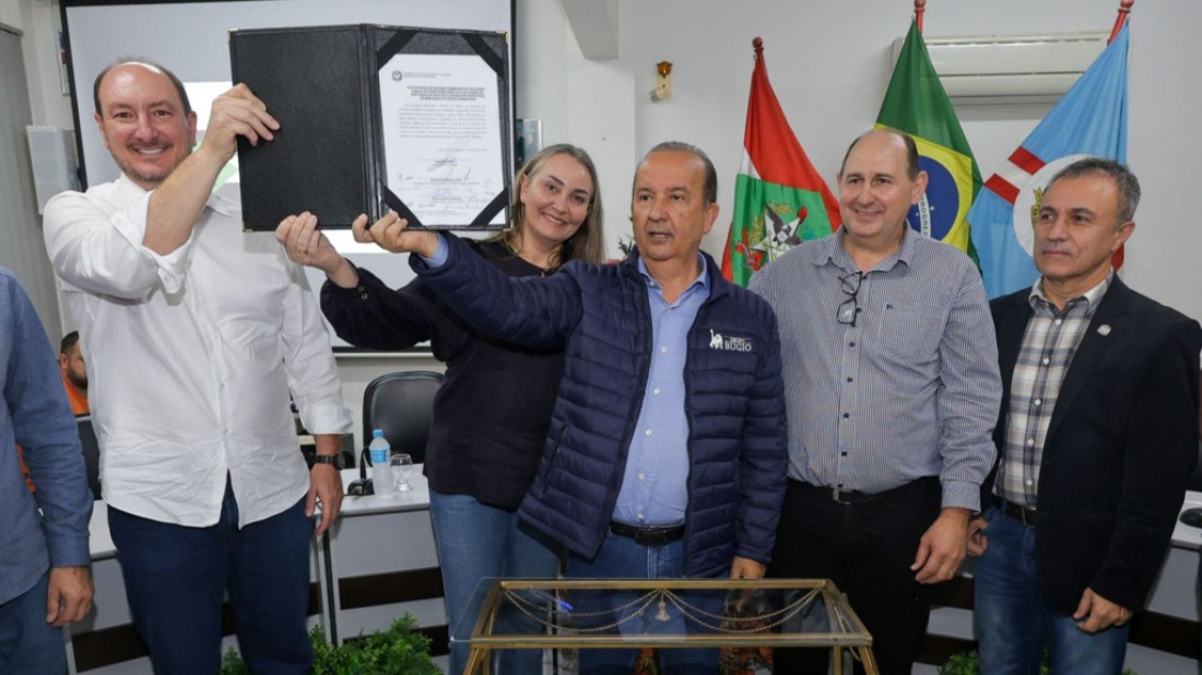 Governador Jorginho Mello (PL) entrega o documento de inicio da obra na rodovia, acompanhado com a deputada federal Daniela Reinehr (PL) e o deputado estadual Mauro De Nadal (MDB)