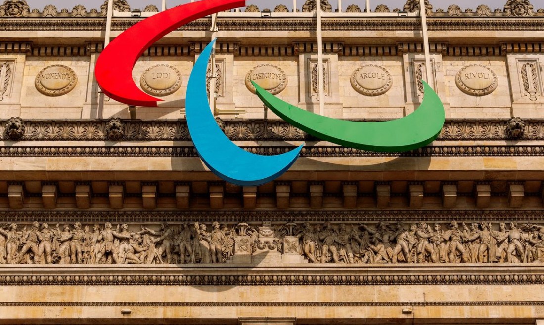 Arco do Triunfo exibe símbolo paralímpico a 2 meses dos Jogos de Paris