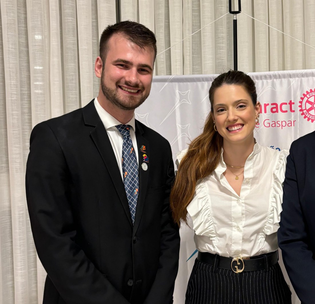 O presidente que assume a presidente que deixa o cargo