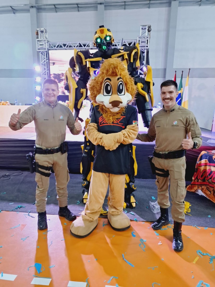 Sargento Bonin que se despede e o soldado Moser que assume