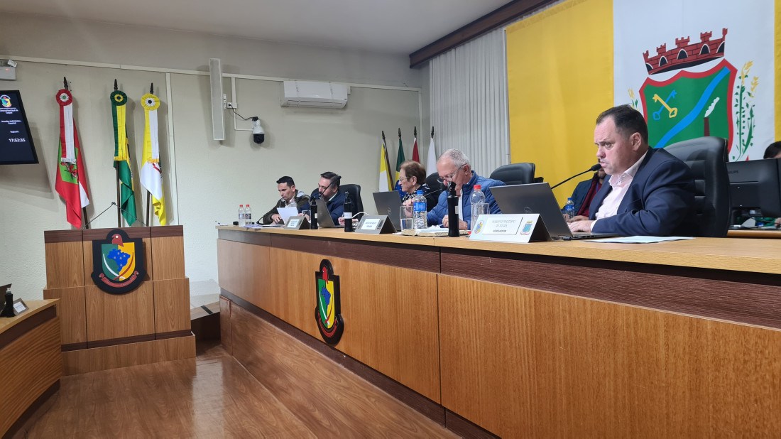 Lu e Douglas Muller apresentaram notas fiscais e documentos do processo licitatório