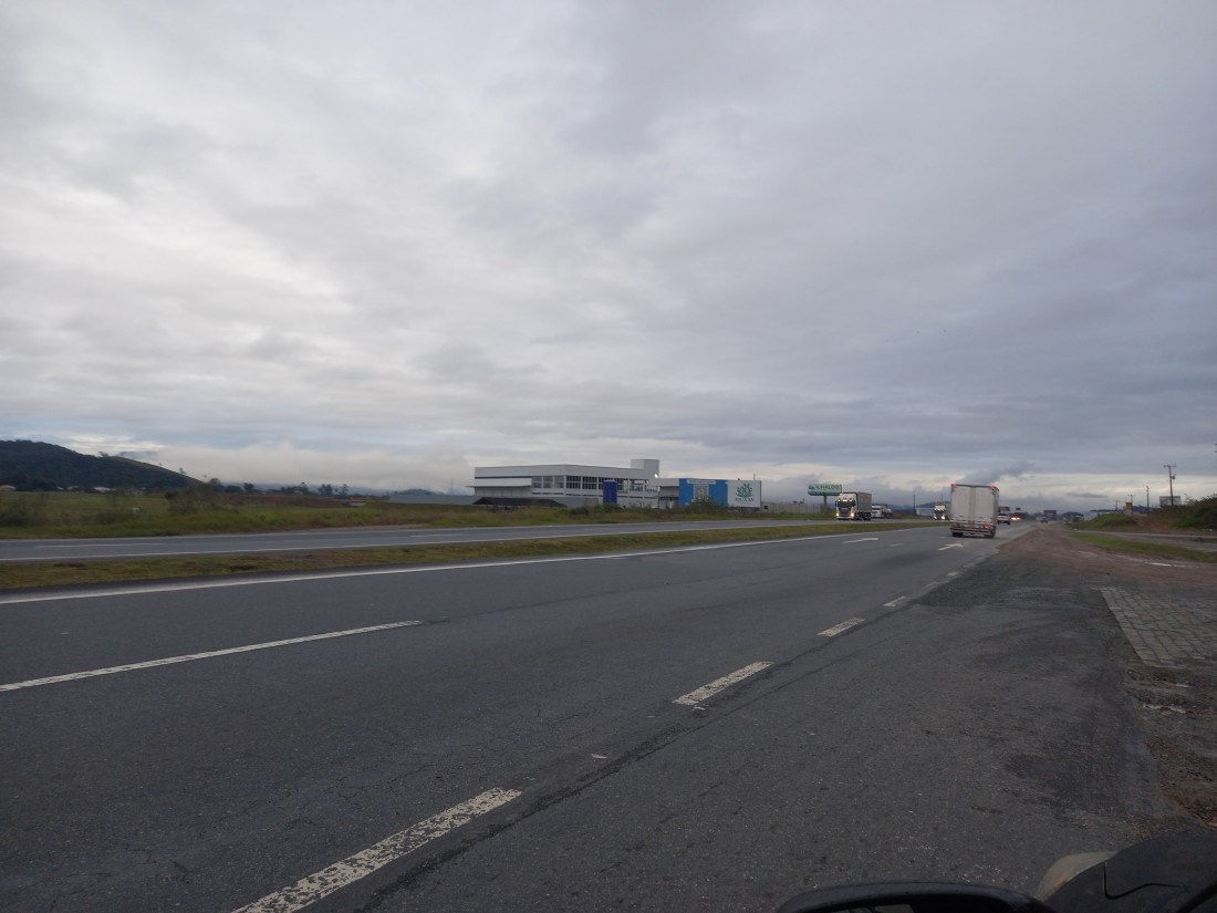 A duplicação da BR-470 entre Navegantes e Indaial enfrenta sérios problemas de qualidade e atrasos