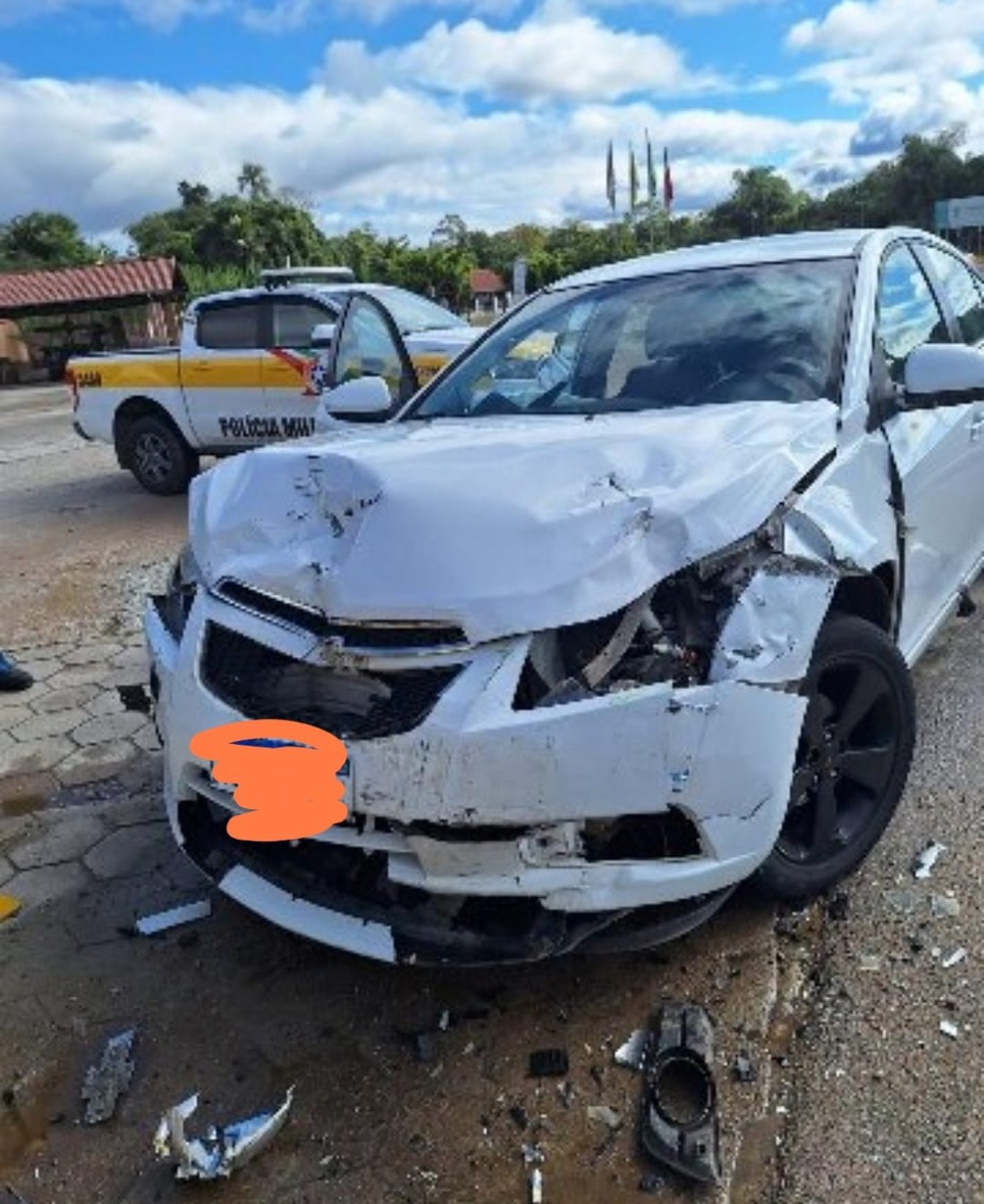 O motorista do Cruze não conseguiu evitar o choque