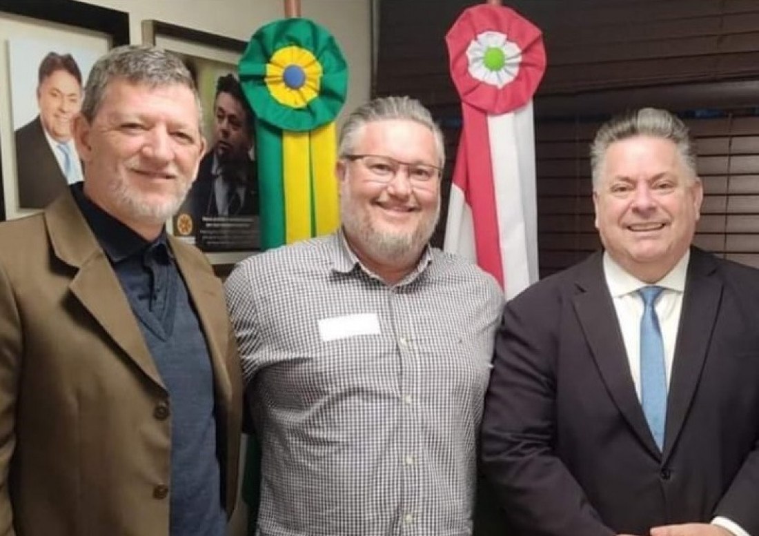 Aurino (à direita) com Oberdan Barni (pré-candidato a prefeito de Gaspar) e o deputado Sérgio da Motta (Republicanos)