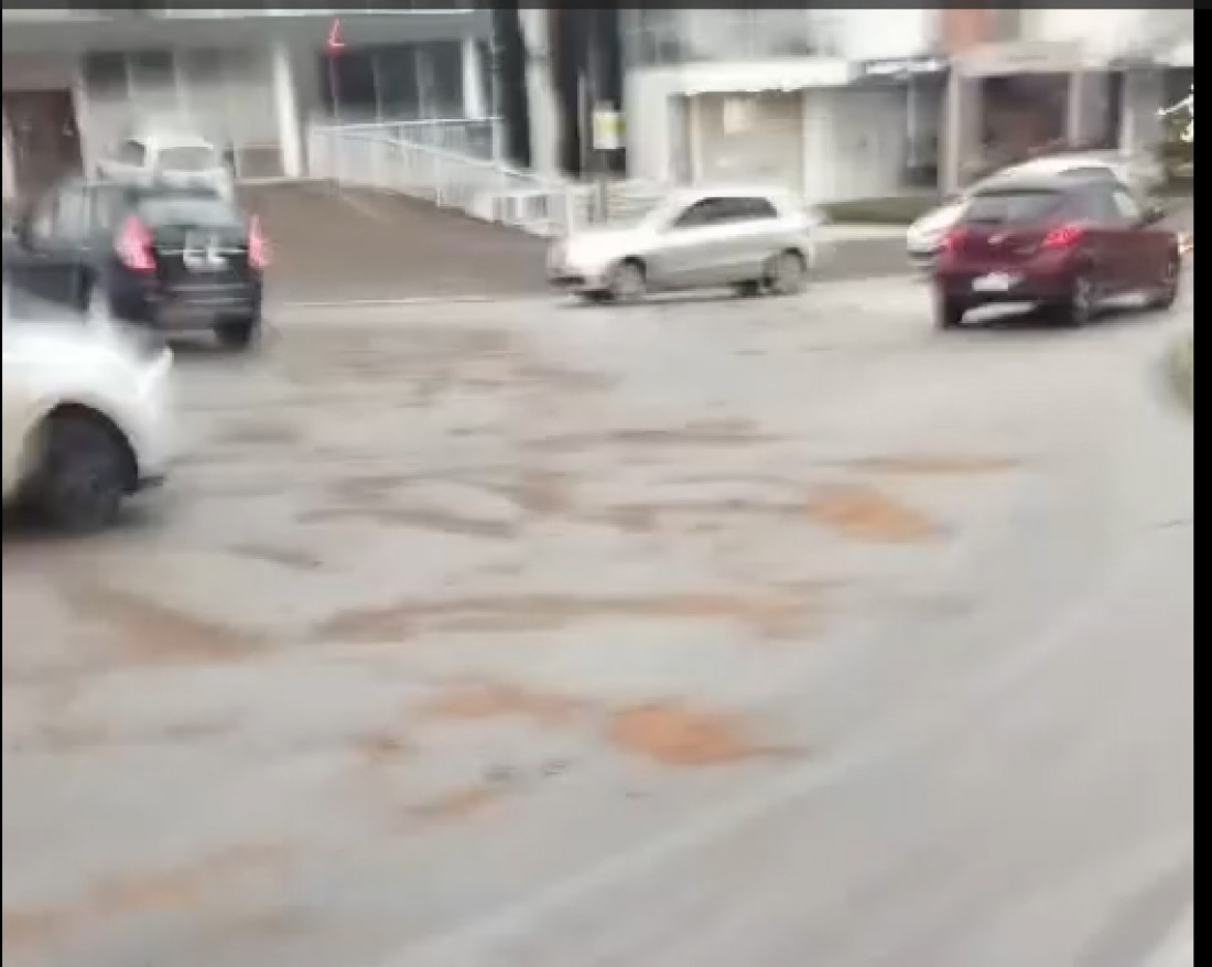 óleo foi derramado em um grande trecho da região central da cidade