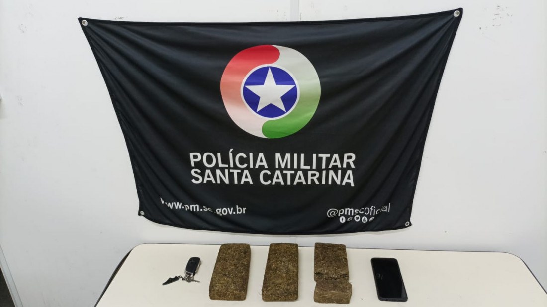 Os policiais encontraram e apreenderam 1,9 kg de maconha e um aparelho celular com o suspeito