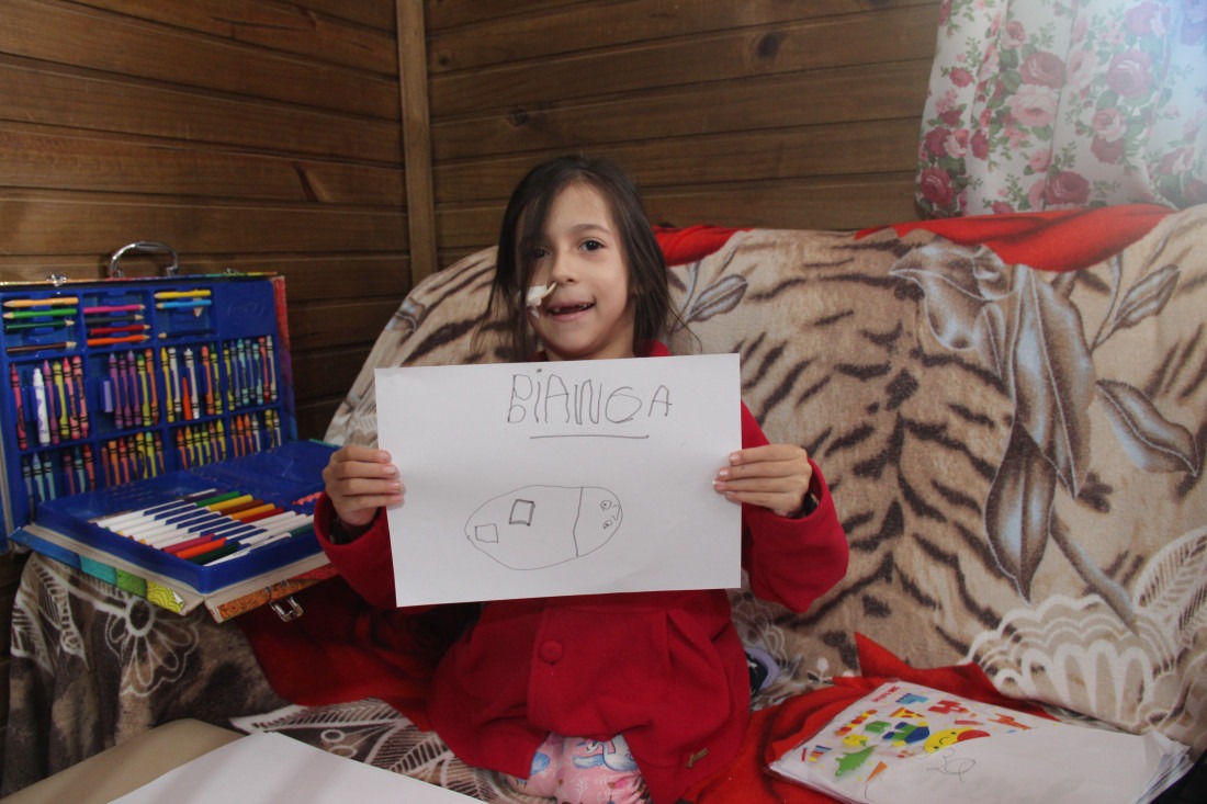 Bianca faz desenhos enquanto sonha em voltar à escola