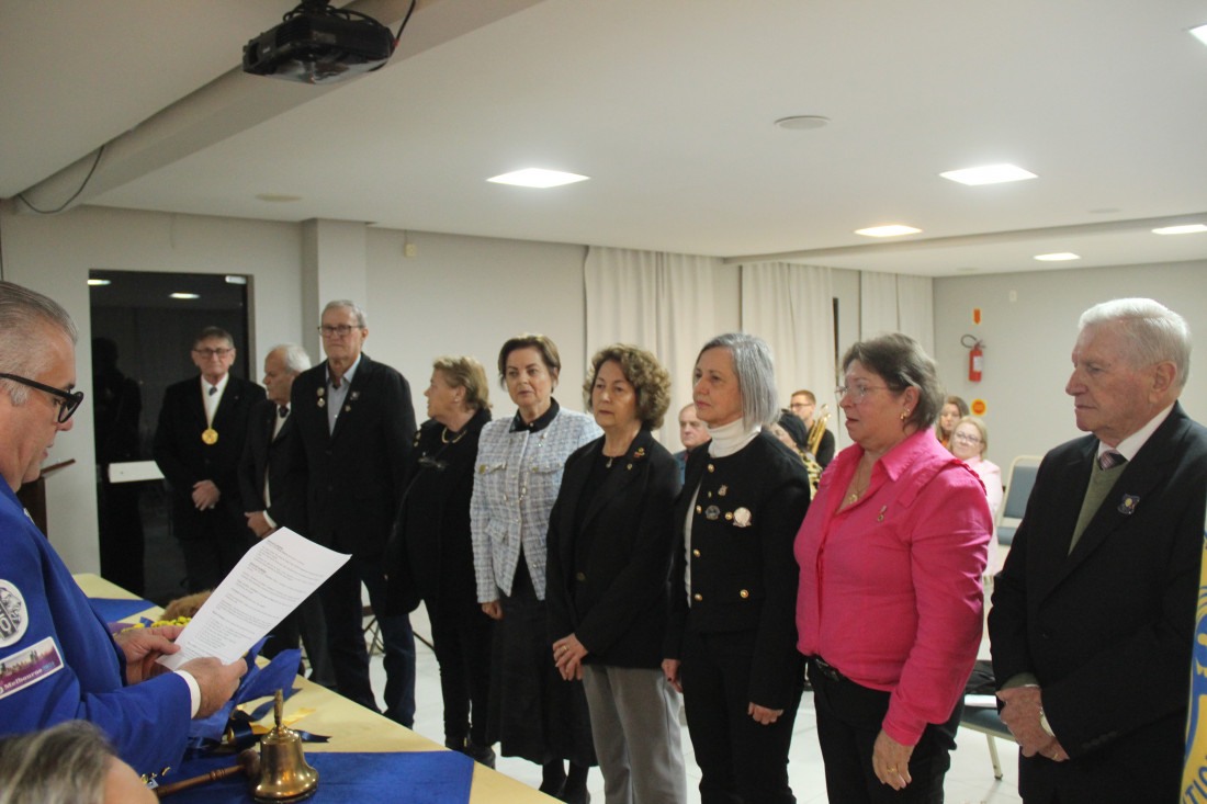 A nova diretoria no ato de posse conduzida pelo Governador do Distrito LD-5