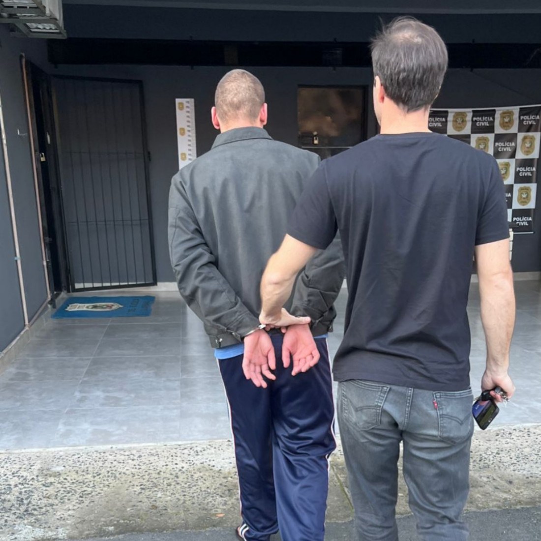 O homem foi detido, interrogado e encaminhado ao Presídio Regional de Blumenau