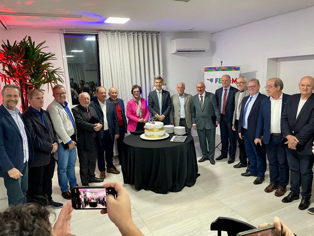 ... e acima com alguns ex-prefeitos que presidiram a entidade nestes 44 anos