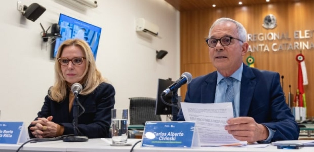 A presidente do TRE/SC e o vice-presidente e corregedor Carlos Alberto Civinski