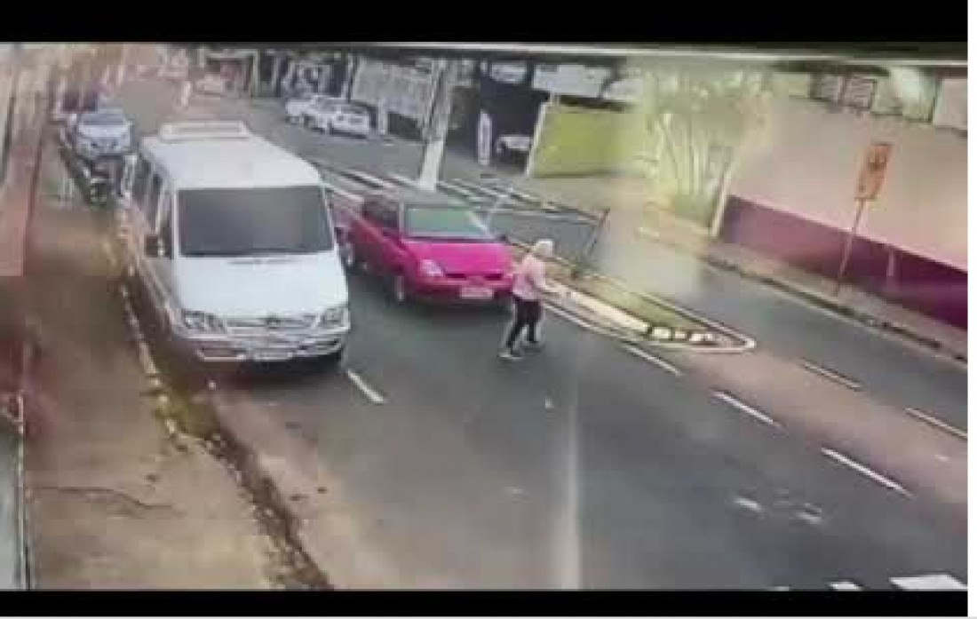 Câmera de vigilância flagrou o momento em que a mulher tentou forjar o acidente