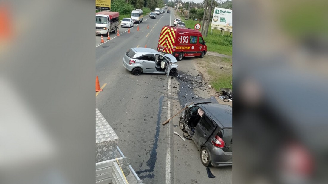 Uma condutora de 34 anos foi conduzida em estado grave ao Hospital Santa Isabel, em Blumenau