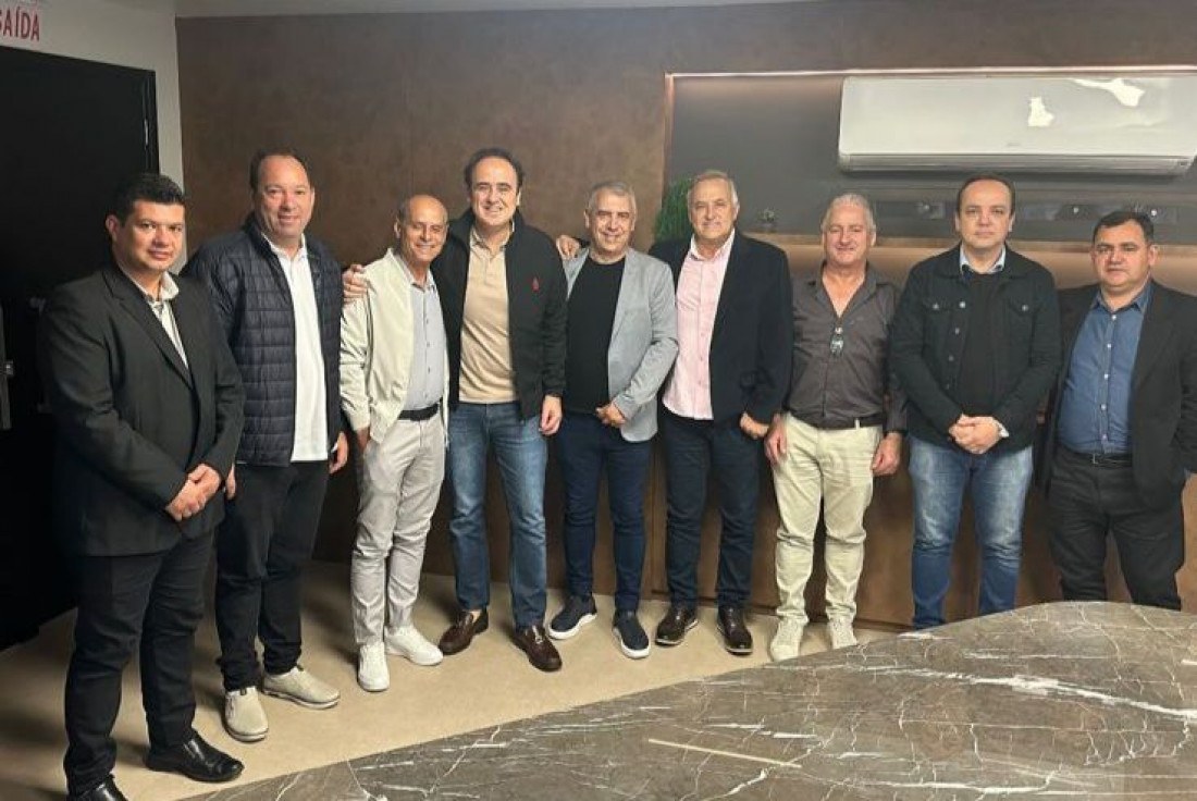 Lideranças do PL e MDB, como o vereador Joninha, o empresário Lico, o prefeito Dida e o deputado estadual Carlos Humberto, além do ex-vereador Almir de Souza ( presidente do MDB de Ilhota) e os vereadores Betinho (PSD) e Vanderlei (MDB)