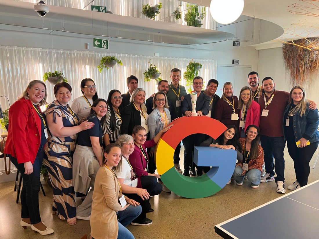 Professores e funcionários da Secretaria de Educação na Google, em São Paulo, para receber o prêmio