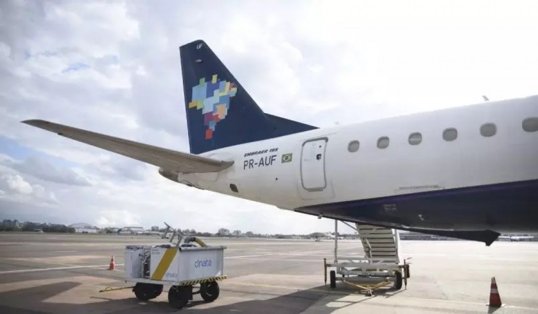 Avião permanece na pista para reparos