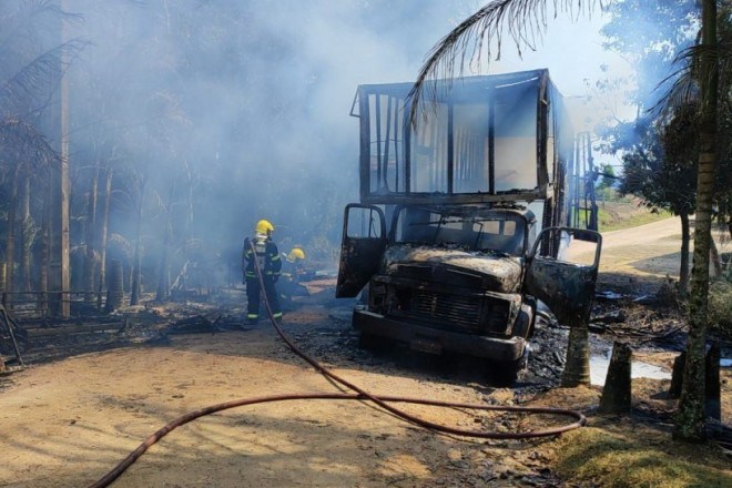 Bombeiros usaram jatos de espuma para controlar as chamas