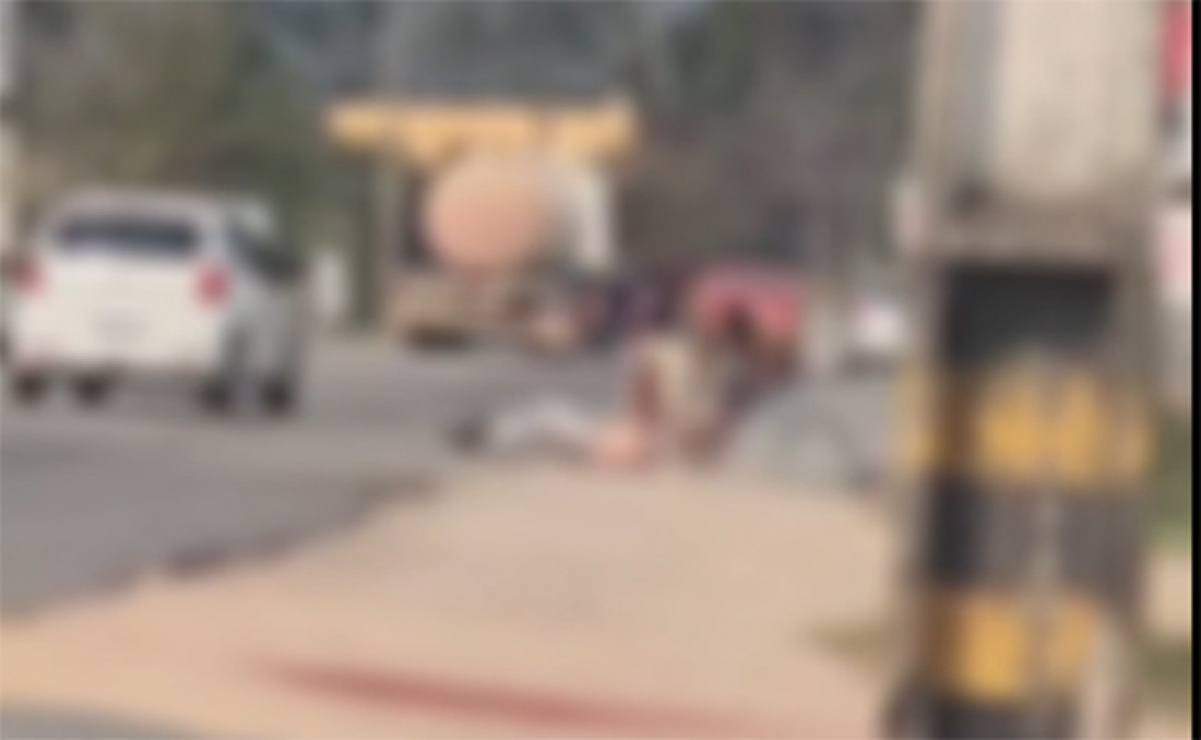 Populares filmaram o momento da agressão